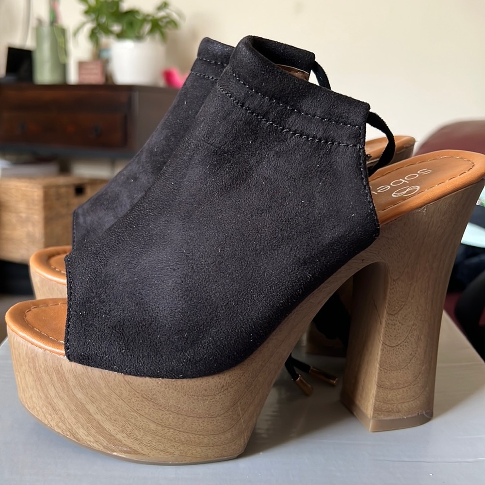 SIZE 5 SUEDE/ WOODEN HEELS